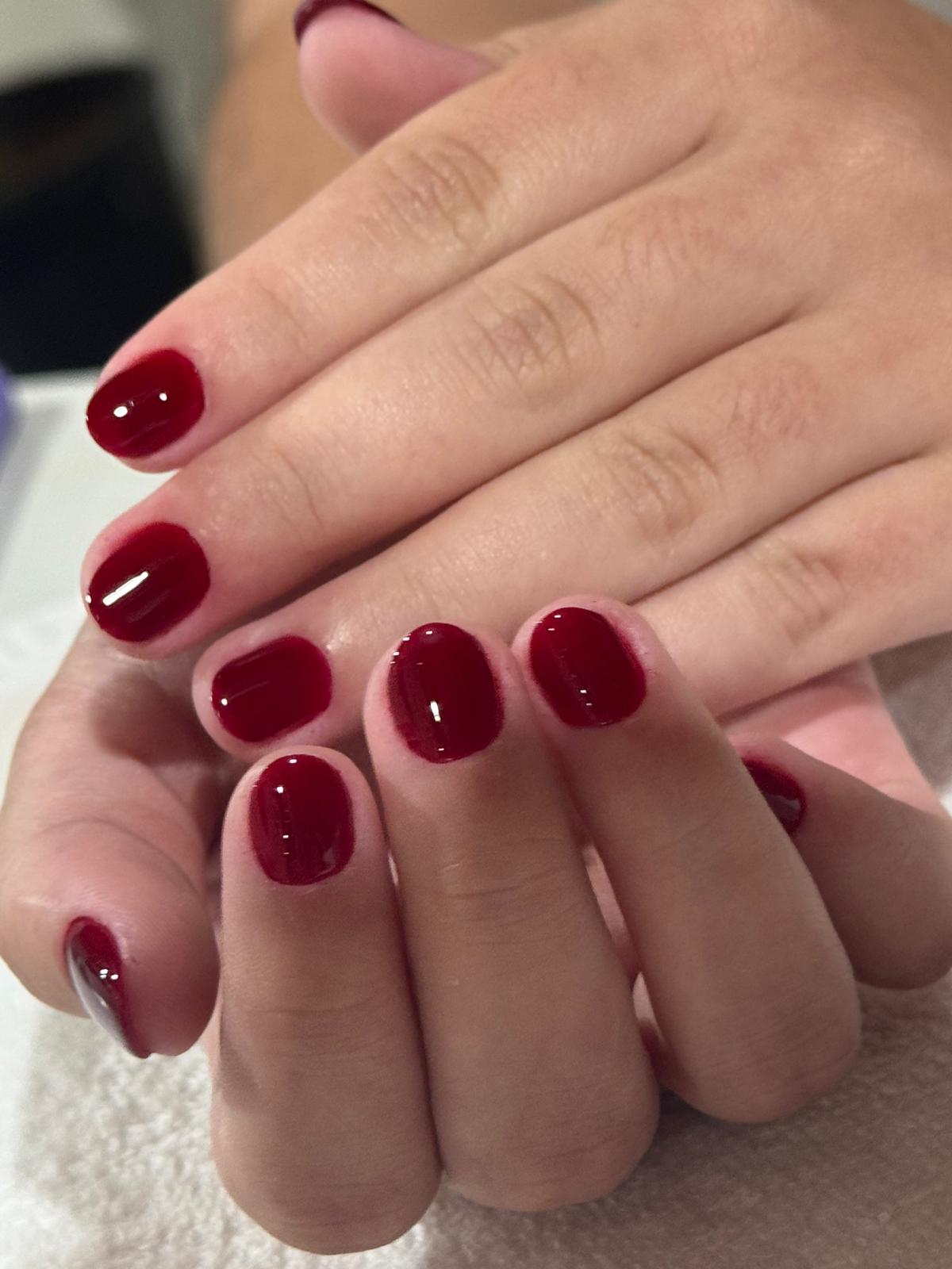 Mão Normal com unhas curtas pintadas em vermelho clássico