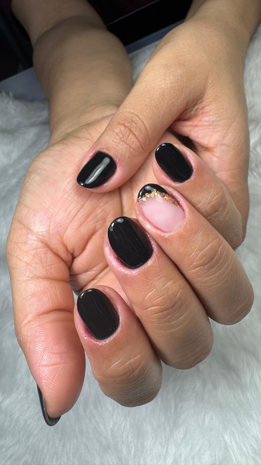 Verniz em gel preto com unha de destaque nude e detalhe dourado
