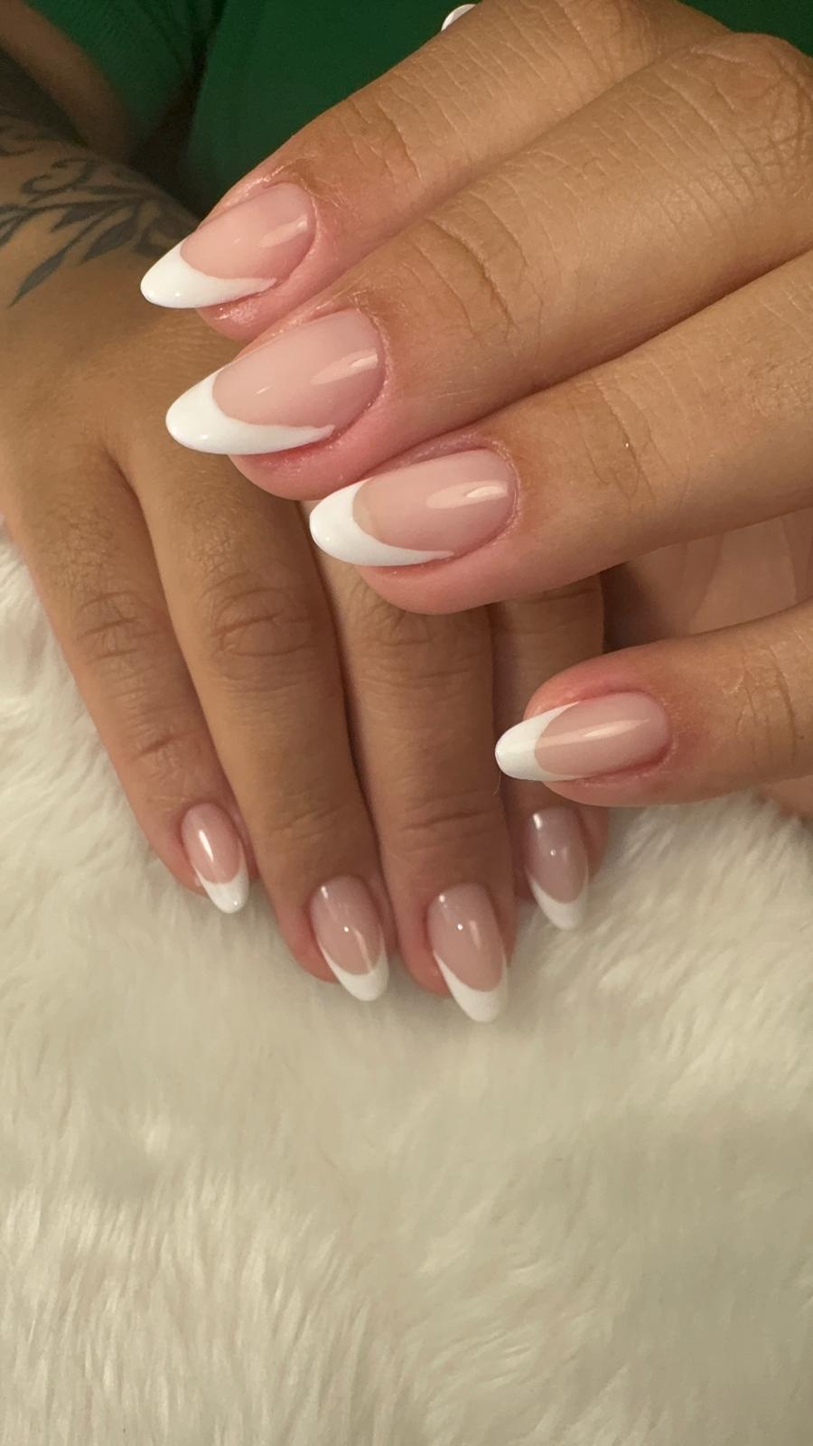 Alongamento de unhas com francesinha realizado no Studio Daniela Ferreira