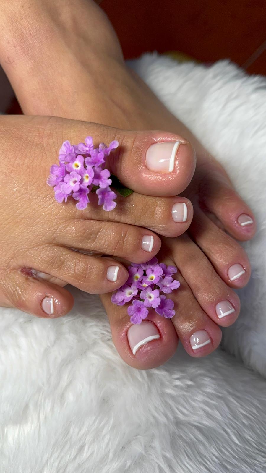 Pedicure com verniz nude e francesinha branca decorada com pequenas flores